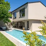 Luxury Lipa Tree With Pool In Novigrad *