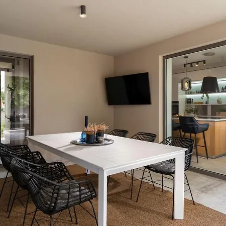 Luxury Lipa Tree With Pool In Novigrad Novigrad Istria