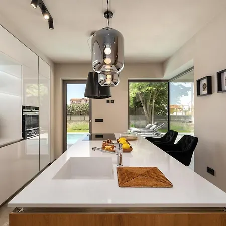 Villa Luxury Lipa Tree With Pool In Novigrad