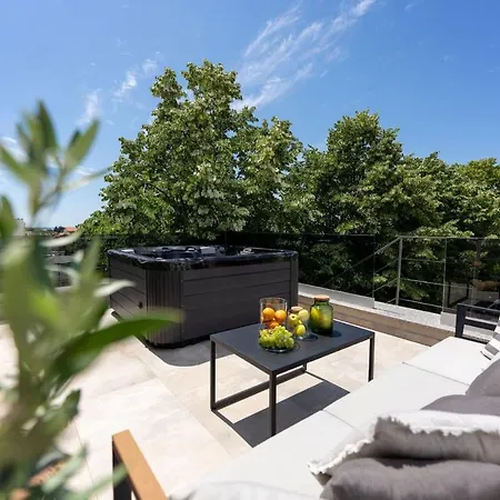 Luxury Lipa Tree With Pool In Novigrad *