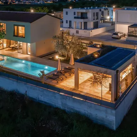Luxury Lipa Tree With Pool In Novigrad 빌라 *