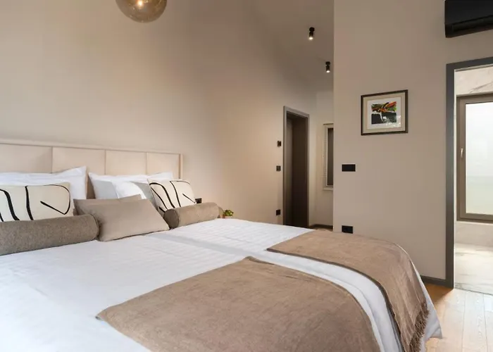 Βίλα Luxury Lipa Tree With Pool In Novigrad