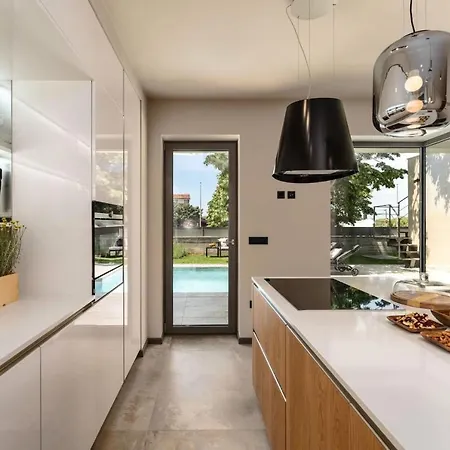 Villa Luxury Lipa Tree With Pool In Novigrad Novigrad Istria