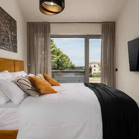 Luxury Lipa Tree With Pool In Novigrad Villa