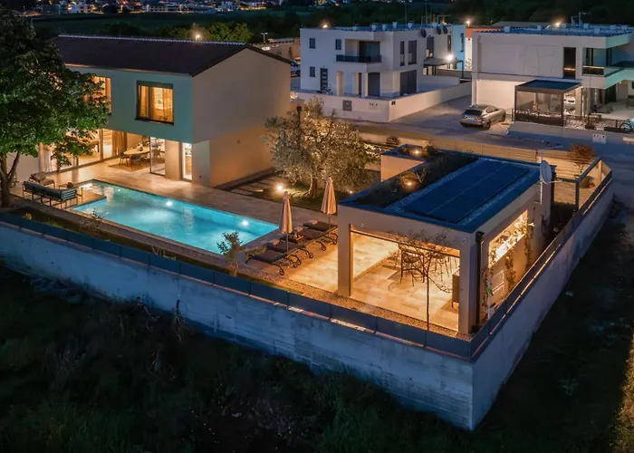 Luxury Lipa Tree With Pool In Novigrad Vila *