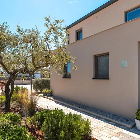 Luxury Lipa Tree With Pool In Novigrad Willa Novigrad (Istria)