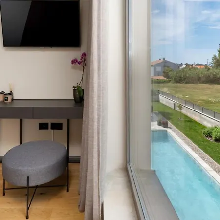 Luxury Lipa Tree With Pool In Novigrad